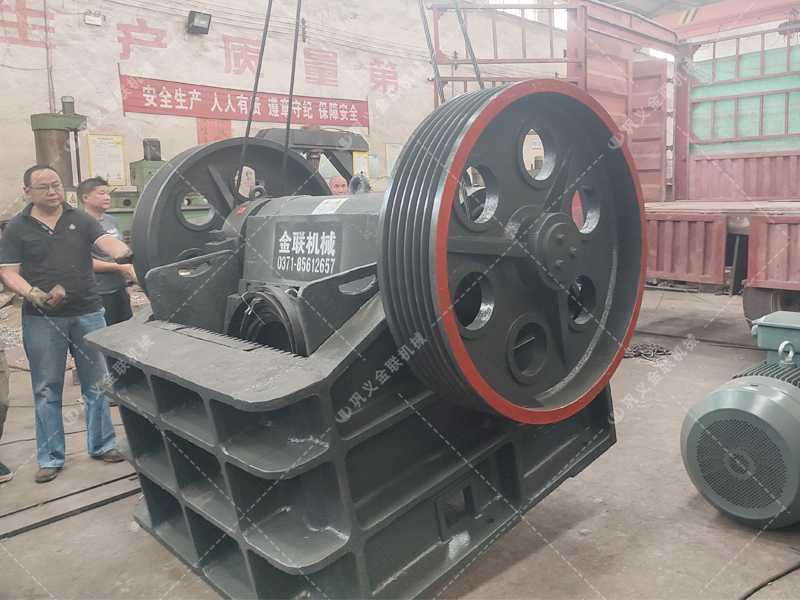 對(duì)輥機(jī)和顎破機(jī)發(fā)往山東破碎青石 對(duì)輥機(jī)和顎破機(jī)發(fā)往山東破碎青石