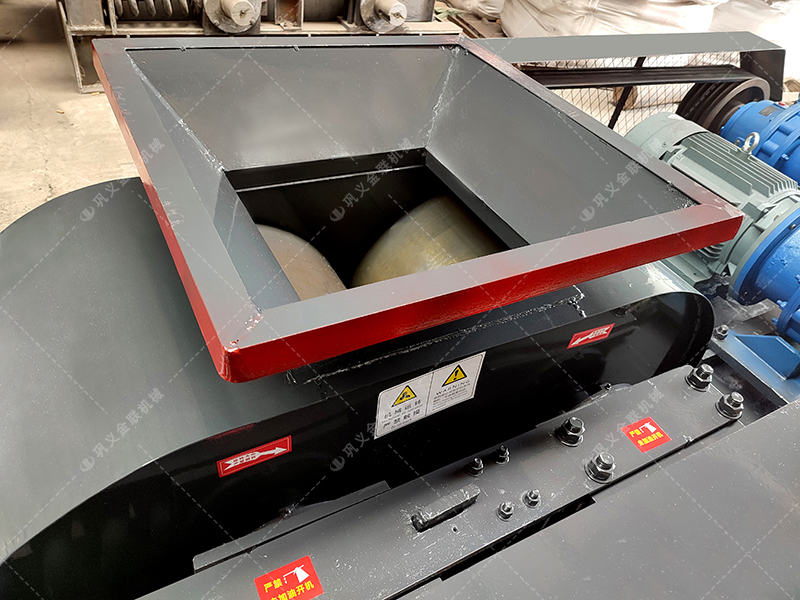 小型對輥破碎機發(fā)往福建破碎石英砂