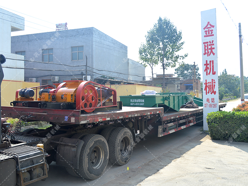 小型對輥破碎機(jī)和直線篩發(fā)往江蘇處理硅石 小型對輥破碎機(jī)和直線篩發(fā)往江蘇處理硅石