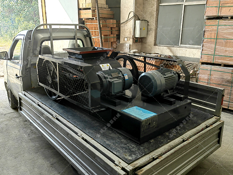 小型雙齒輥破碎機發(fā)往烏魯木齊破碎玻璃 小型雙齒輥破碎機發(fā)往烏魯木齊破碎玻璃