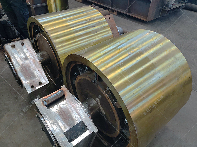 0808對輥破碎機(jī)總成發(fā)往安徽阜陽