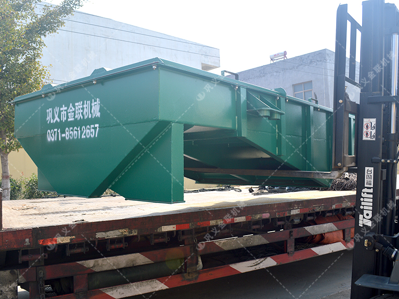 對(duì)輥機(jī)直線篩發(fā)往廣東肇慶處理干粉沙漿 對(duì)輥機(jī)直線篩發(fā)往廣東肇慶處理干粉沙漿