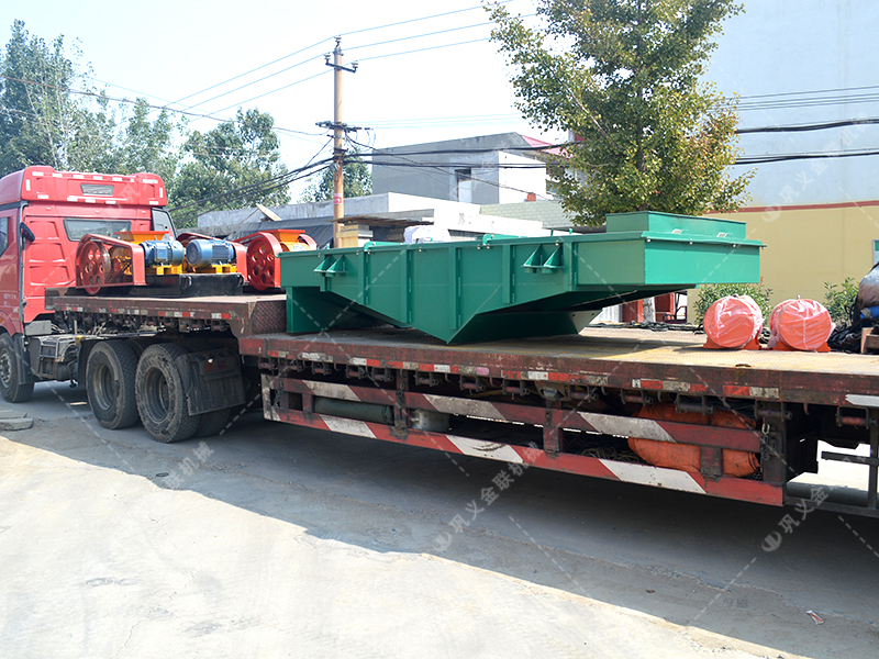 對(duì)輥機(jī)直線篩發(fā)往廣東肇慶處理干粉沙漿 對(duì)輥機(jī)直線篩發(fā)往廣東肇慶處理干粉沙漿