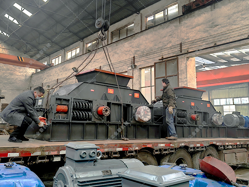 對輥破碎機發(fā)往湖北破碎鵝卵石