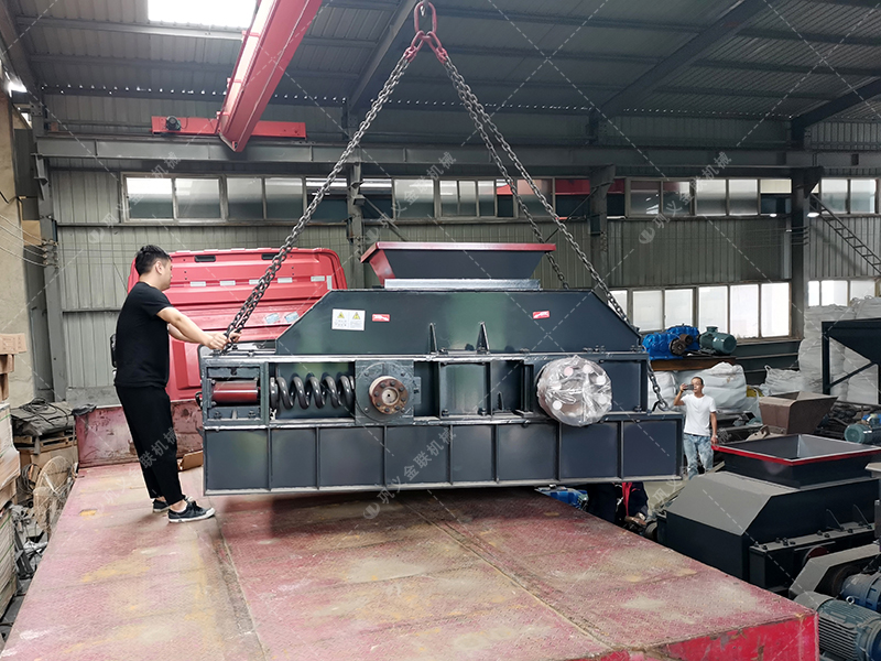 小型對(duì)輥破碎機(jī)發(fā)往湖南破碎石英砂 小型對(duì)輥破碎機(jī)發(fā)往湖南破碎石英砂