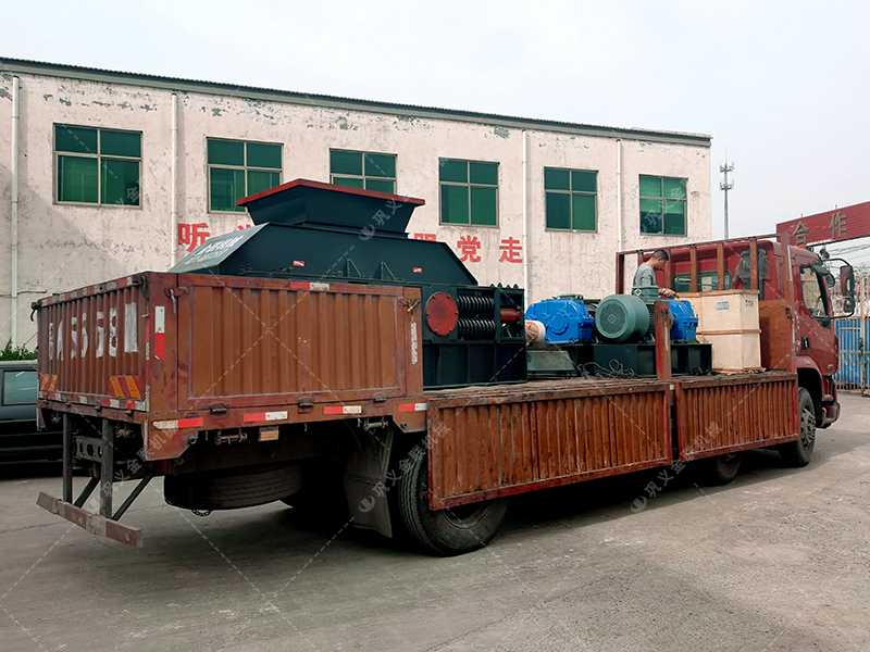 2PGY1200x800半自動液壓對輥制砂機發(fā)往湖北 2PGY1200x800半自動液壓對輥制砂機發(fā)往湖北