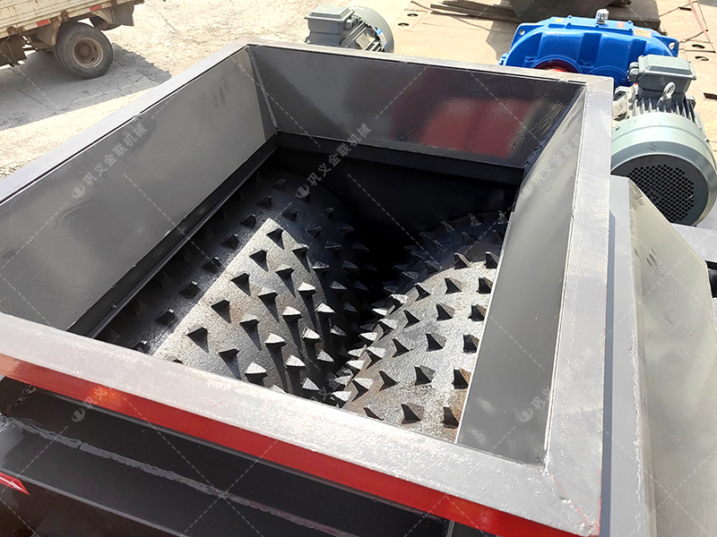 處理舊磚塊適合用雙齒輥破碎機(jī)嗎？哪個(gè)廠家值得選購(gòu)